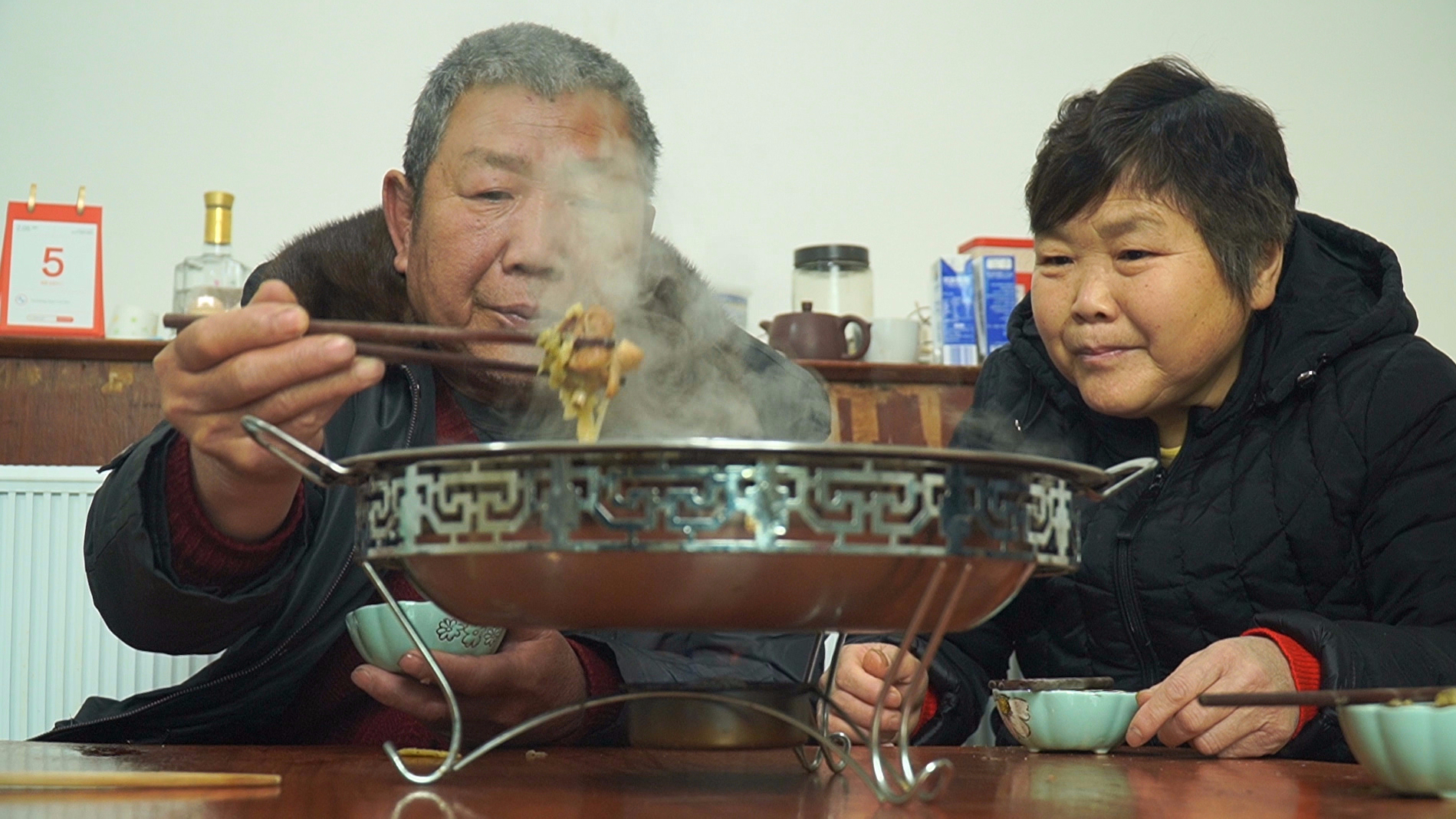 大缸腌的酸菜好了,阿远做酸菜炖鸭子,酸菜爽口入味,老爸吃嗨了